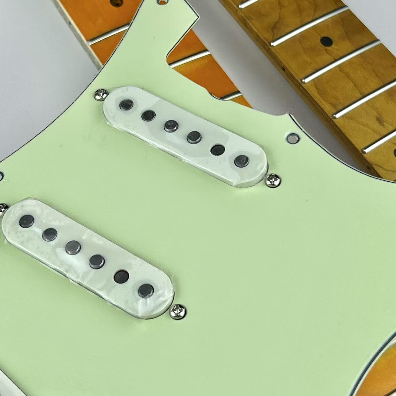 طقم جيتار ST Pickguard DIY SSS - مراجعة Diy Guitar Electronics Kit وسعره